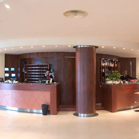 莱昂多罗酒店 3*